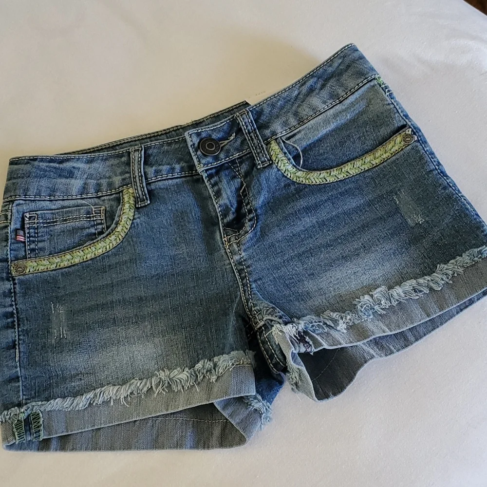 Girls Denim Ligth Wash Jean Shorts Embroidered Distressed Sz 7